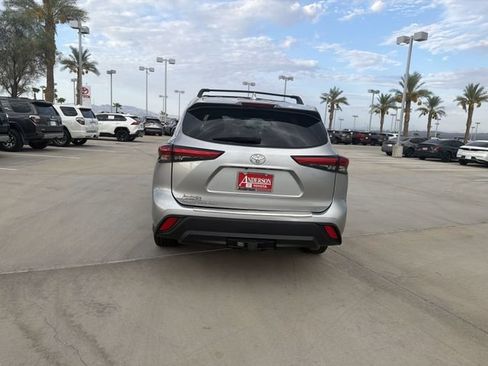 Used 2021 Toyota Highlander LE FWD image 6