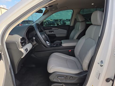 Used 2025 Honda Pilot EX-L image 10