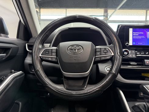 Used 2024 Toyota Highlander XLE image 15
