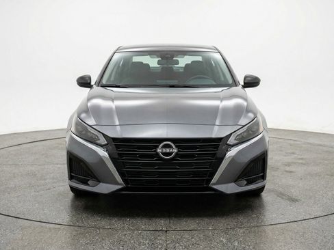 Used 2025 Nissan Altima 2.5 SV image 2