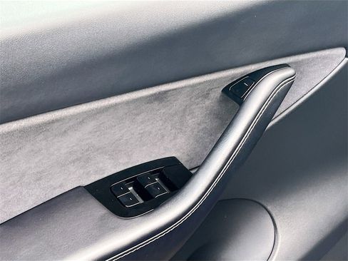 Used 2020 Tesla Model Y Long Range image 16