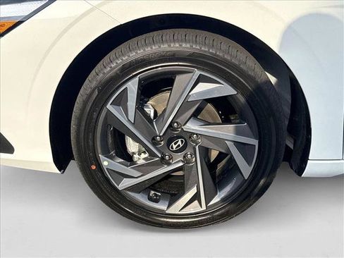 New 2025 Hyundai Elantra SEL image 10