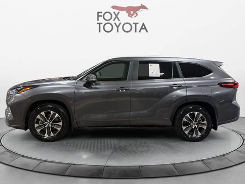 Used 2024 Toyota Highlander XLE FWD image 3