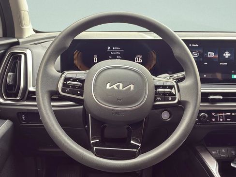 Used 2025 Kia Sorento LX FWD image 17
