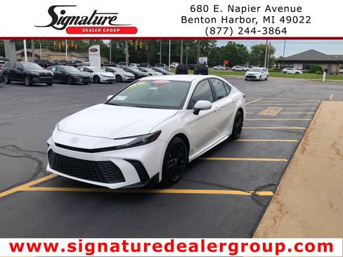 Certified 2025 Toyota Camry SE image 1