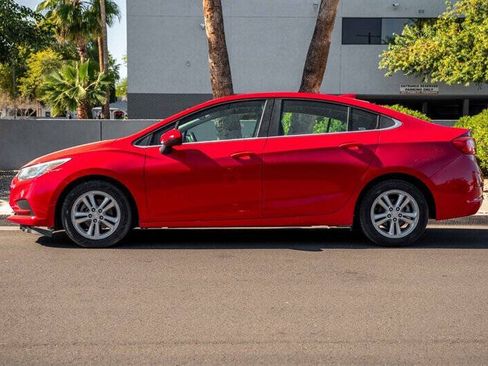 Used 2017 Chevrolet Cruze LT FWD image 2