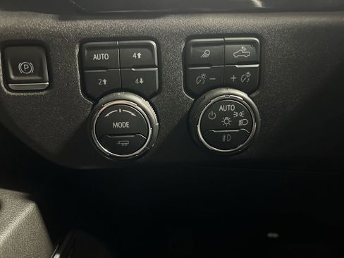 Certified 2024 Chevrolet Silverado 1500 High Country w/ Technology Package image 18