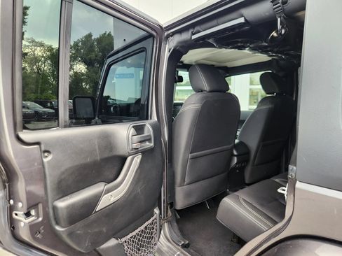 Used 2016 Jeep Wrangler Unlimited Sahara w/ Connectivity Group AWD/4WD image 31
