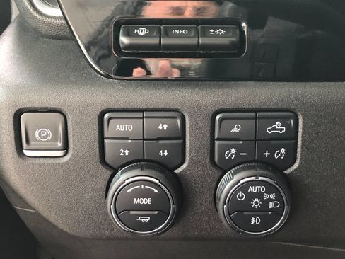 Used 2023 Chevrolet Silverado 1500 High Country w/ High Country Premium Package AWD/4WD image 34