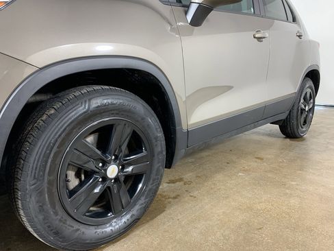 Used 2021 Chevrolet Trax LT image 2