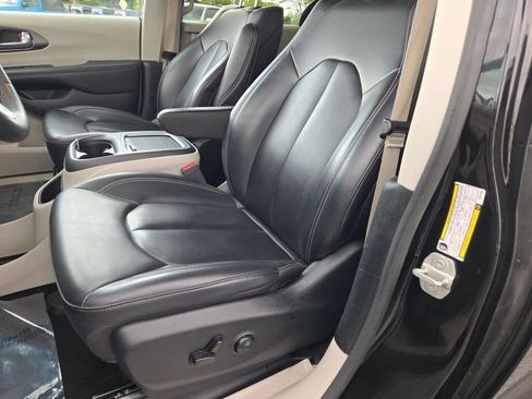 Certified 2024 Chrysler Pacifica Touring-L FWD image 26