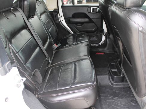 Used 2018 Jeep Wrangler Unlimited Sahara w/ Uconnect 4C Nav & Sound Group AWD/4WD image 6