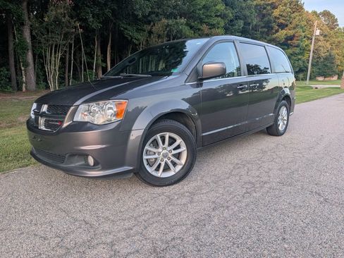 Used 2020 Dodge Grand Caravan SXT FWD image 1