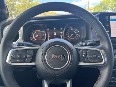 Used 2025 Jeep Wrangler Unlimited Sahara AWD/4WD image 23