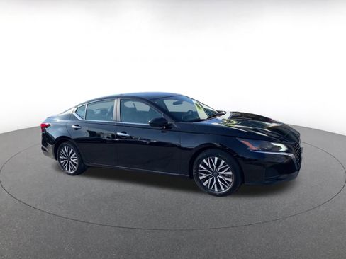 Used 2025 Nissan Altima 2.5 SV image 2