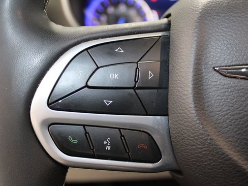 Used 2024 Chrysler Pacifica Touring-L image 13