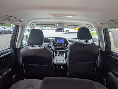 Used 2023 Toyota Highlander LE FWD image 14