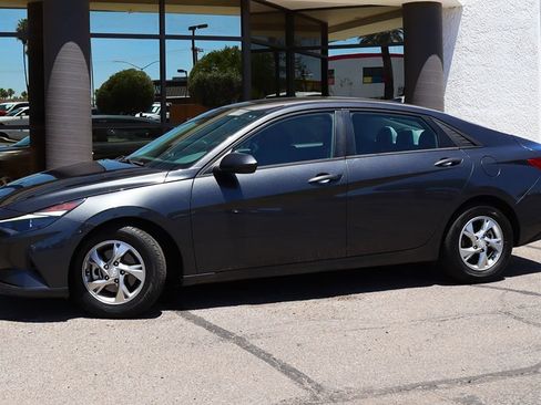 Used 2021 Hyundai Elantra SE FWD image 4