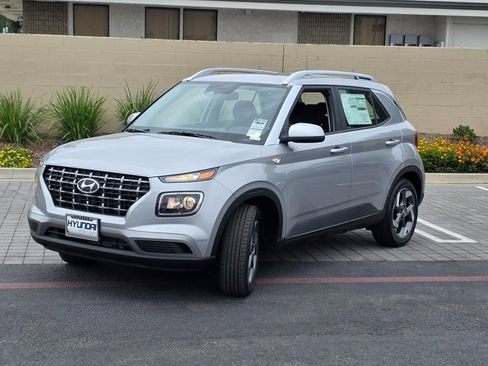 New 2025 Hyundai Venue SEL image 4