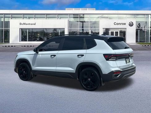 Used 2025 Volkswagen Taos SE w/ Taos MDO Package FWD image 7