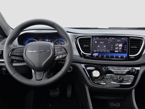 Used 2025 Chrysler Pacifica Limited FWD image 13