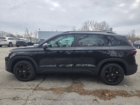 New 2026 Volkswagen Taos SE FWD image 2