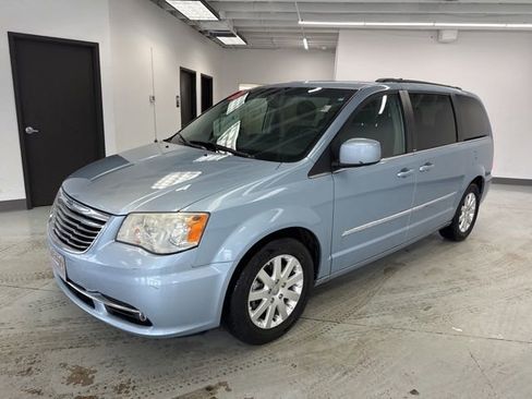 Used 2013 Chrysler Town & Country Touring image 4