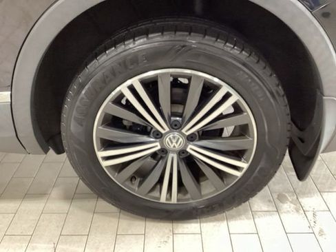 Used 2018 Volkswagen Tiguan SEL AWD/4WD image 21