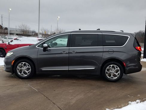 Used 2021 Chrysler Pacifica Limited w/ Uconnect Theater Family Group image 20