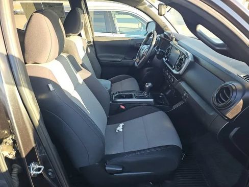 Used 2020 Toyota Tacoma TRD Off-Road w/ Technology Package AWD/4WD image 15