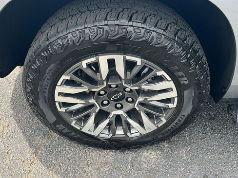 Used 2025 Chevrolet Tahoe Z71 w/ Z71 Off-Road Package AWD/4WD image 40