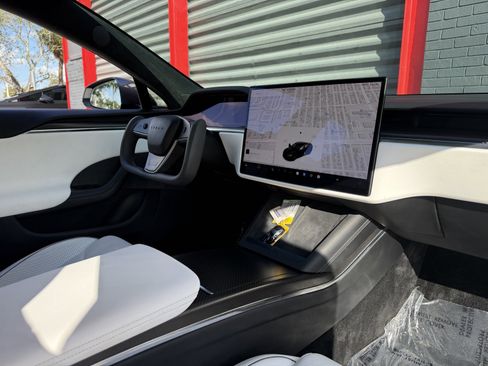 Used 2021 Tesla Model S Plaid image 15