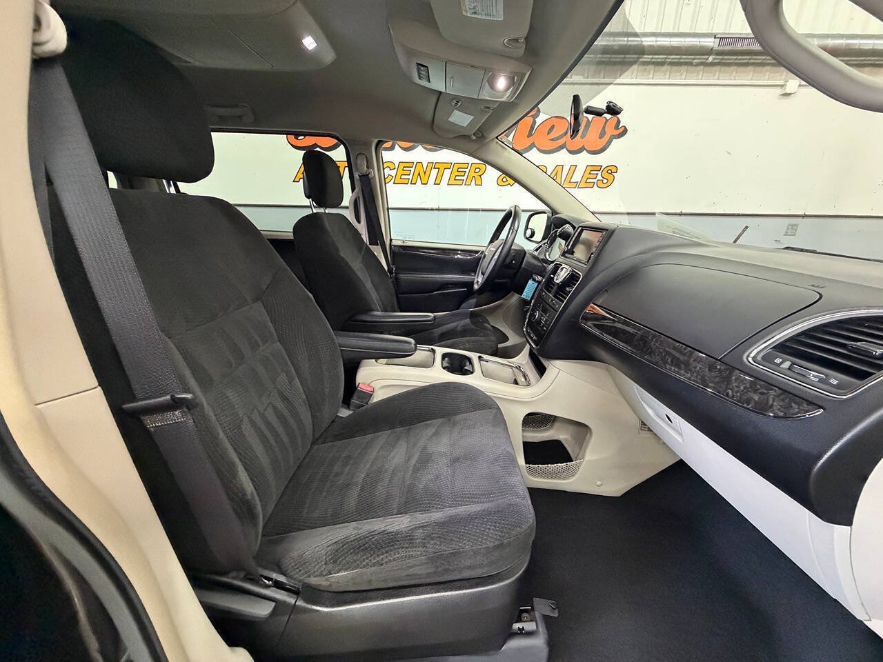Used 2015 Chrysler Town & Country Touring FWD image 19