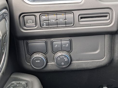 Used 2023 Chevrolet Suburban Premier image 18