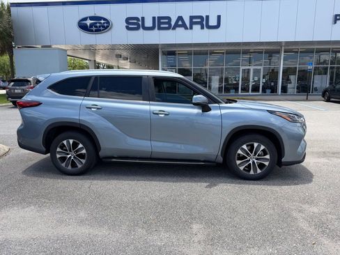 Used 2023 Toyota Highlander XLE FWD image 2