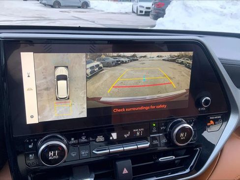 Used 2023 Toyota Highlander Platinum image 29