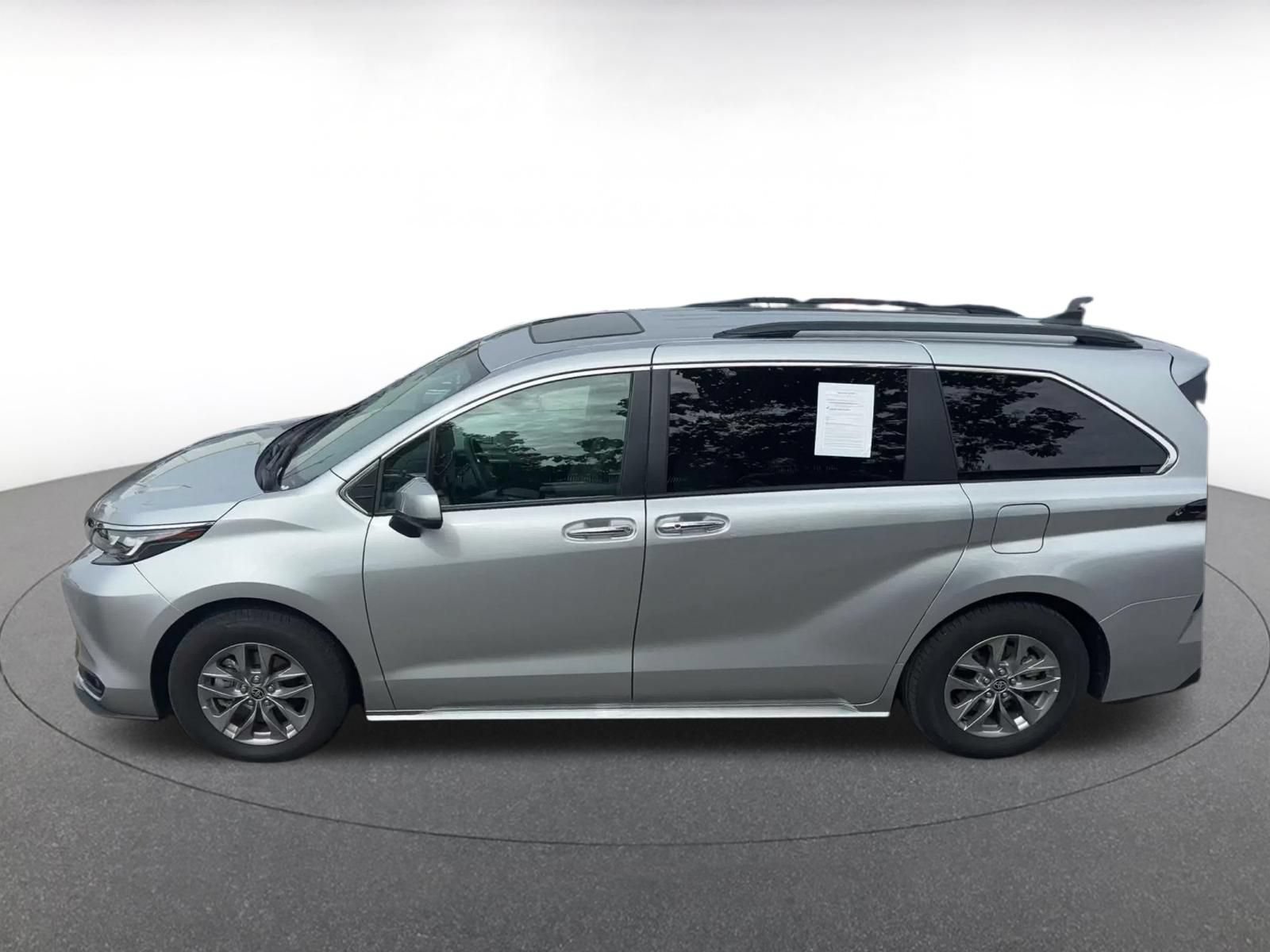Used 2025 Toyota Sienna XLE FWD image 8