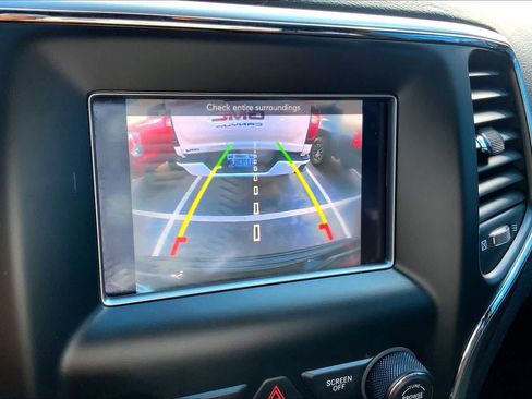 Used 2018 Jeep Grand Cherokee Laredo RWD image 27