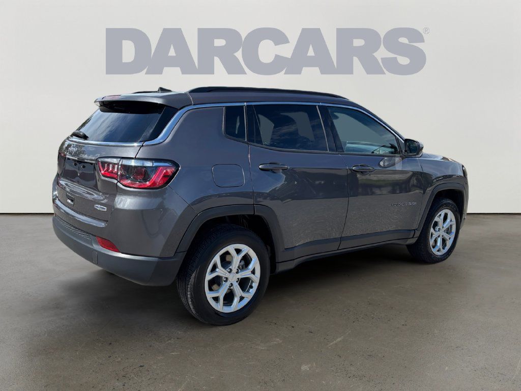 Used 2024 Jeep Compass Latitude AWD/4WD image 7