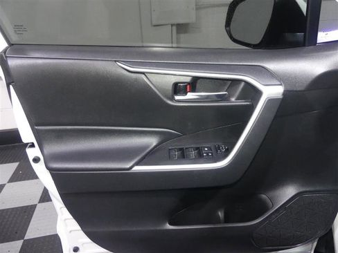 Used 2022 Toyota RAV4 XLE AWD/4WD image 18