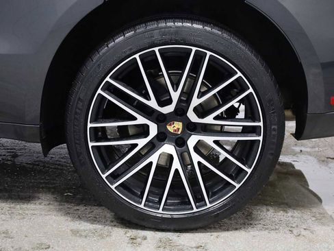 Certified 2026 Porsche Macan image 38