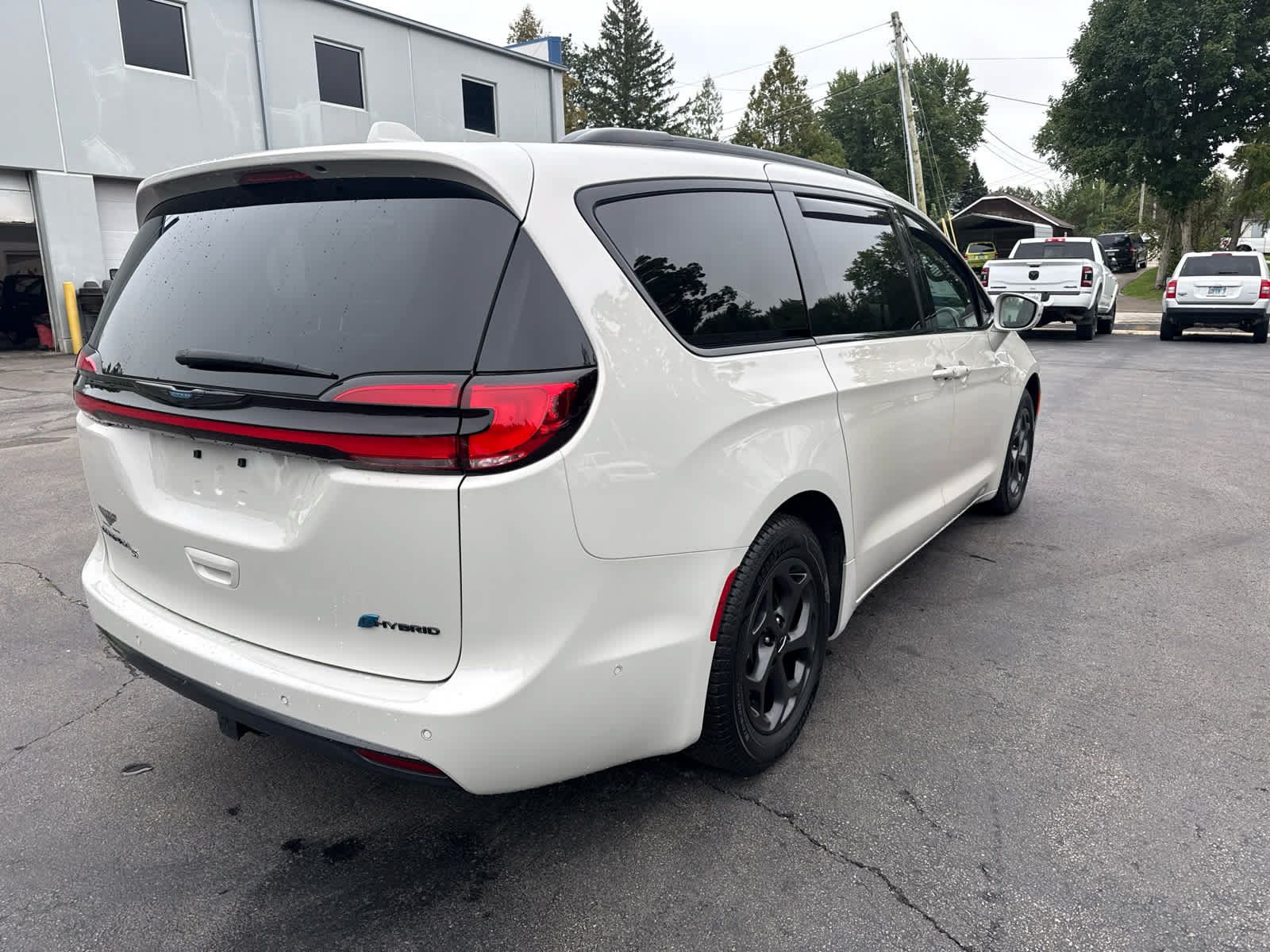 Used 2021 Chrysler Pacifica Limited w/ Premium & Safety Sphere Group FWD image 3