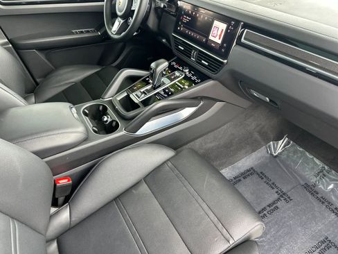 Certified 2022 Porsche Cayenne Turbo S AWD/4WD image 17