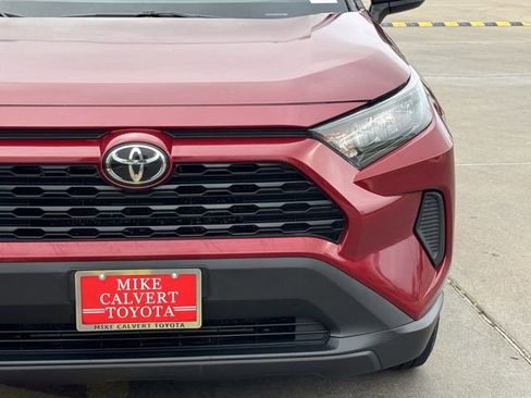 Used 2021 Toyota RAV4 LE FWD image 4