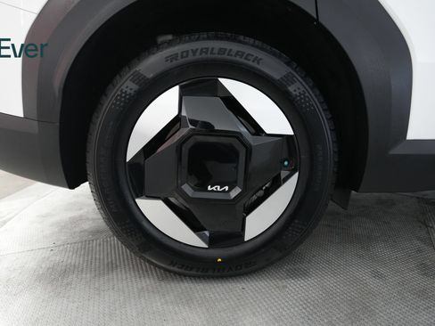 Used 2024 Kia EV9 Light Long Range RWD image 22
