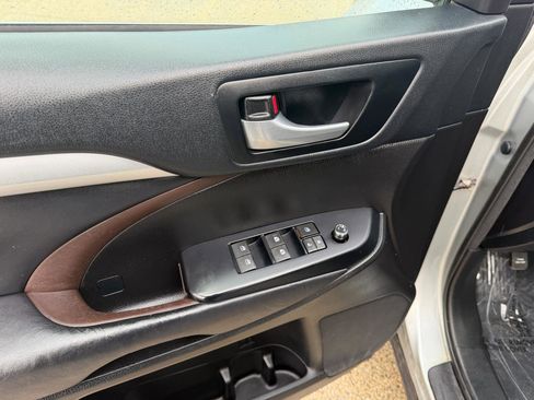 Used 2018 Toyota Highlander XLE image 11