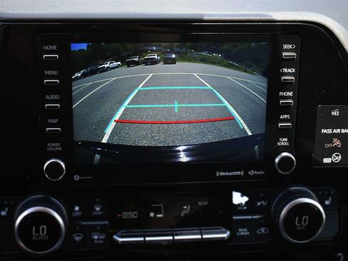 Used 2021 Toyota Highlander XLE AWD/4WD image 21