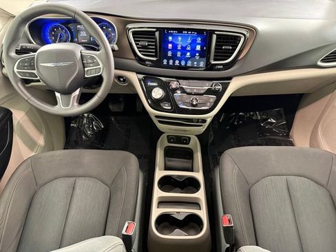 Used 2017 Chrysler Pacifica Touring FWD image 20