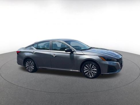 Used 2025 Nissan Altima 2.5 SV FWD image 2