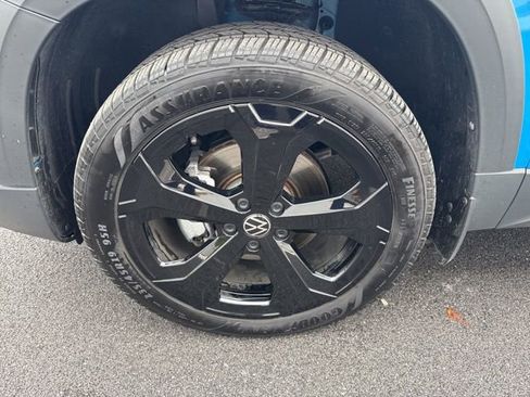 Certified 2025 Volkswagen Taos SE image 29